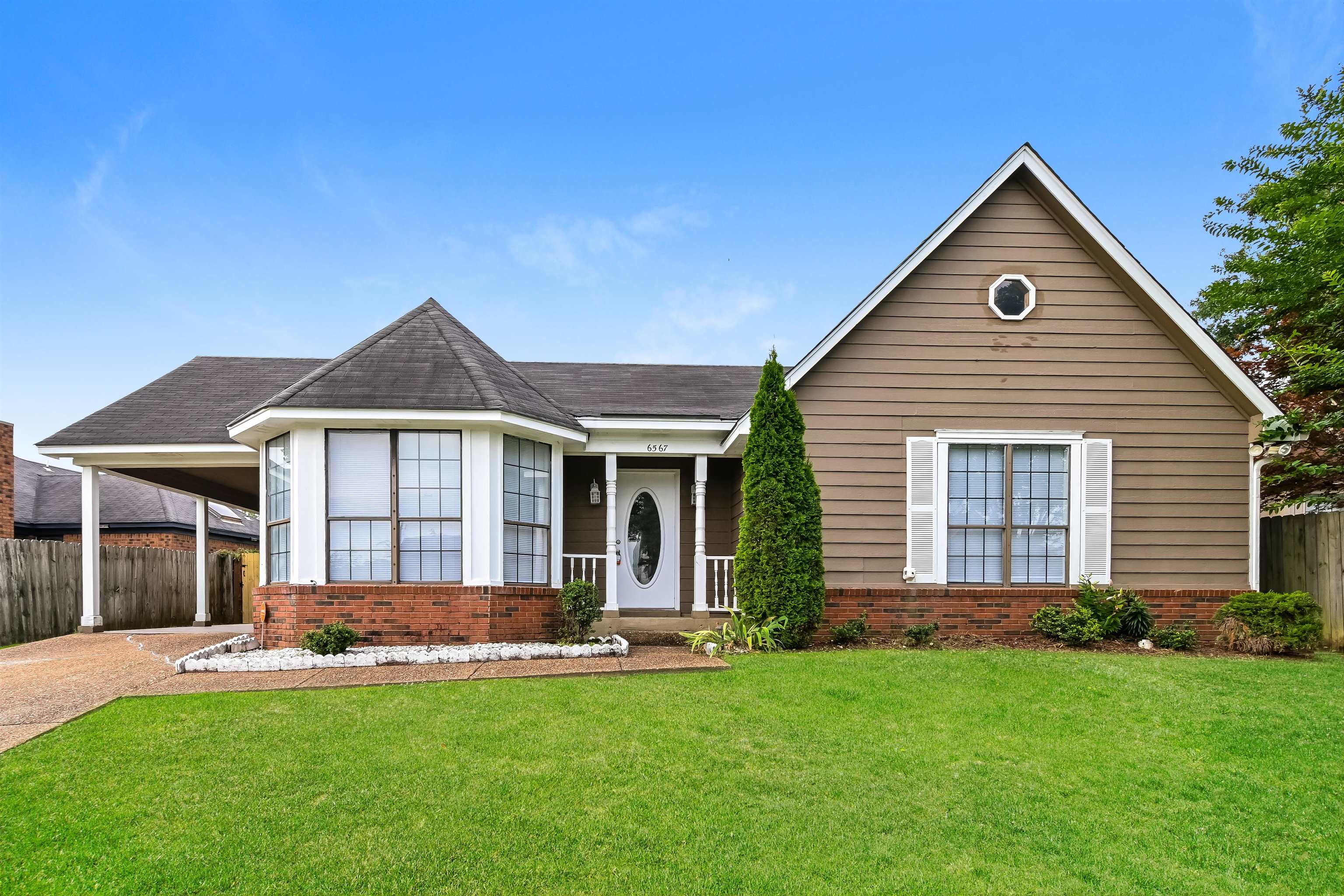 View of front facade with a front lawn