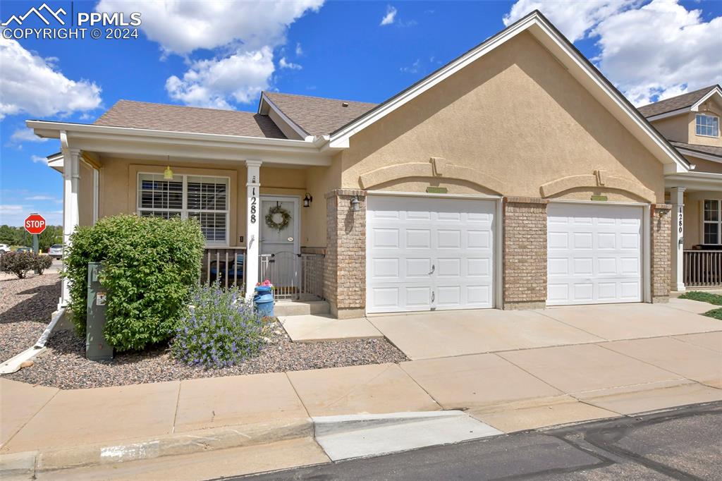 Beautiful Stucco Ranch Townhome END Unit