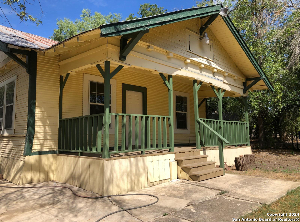 a view of a house with a backyard