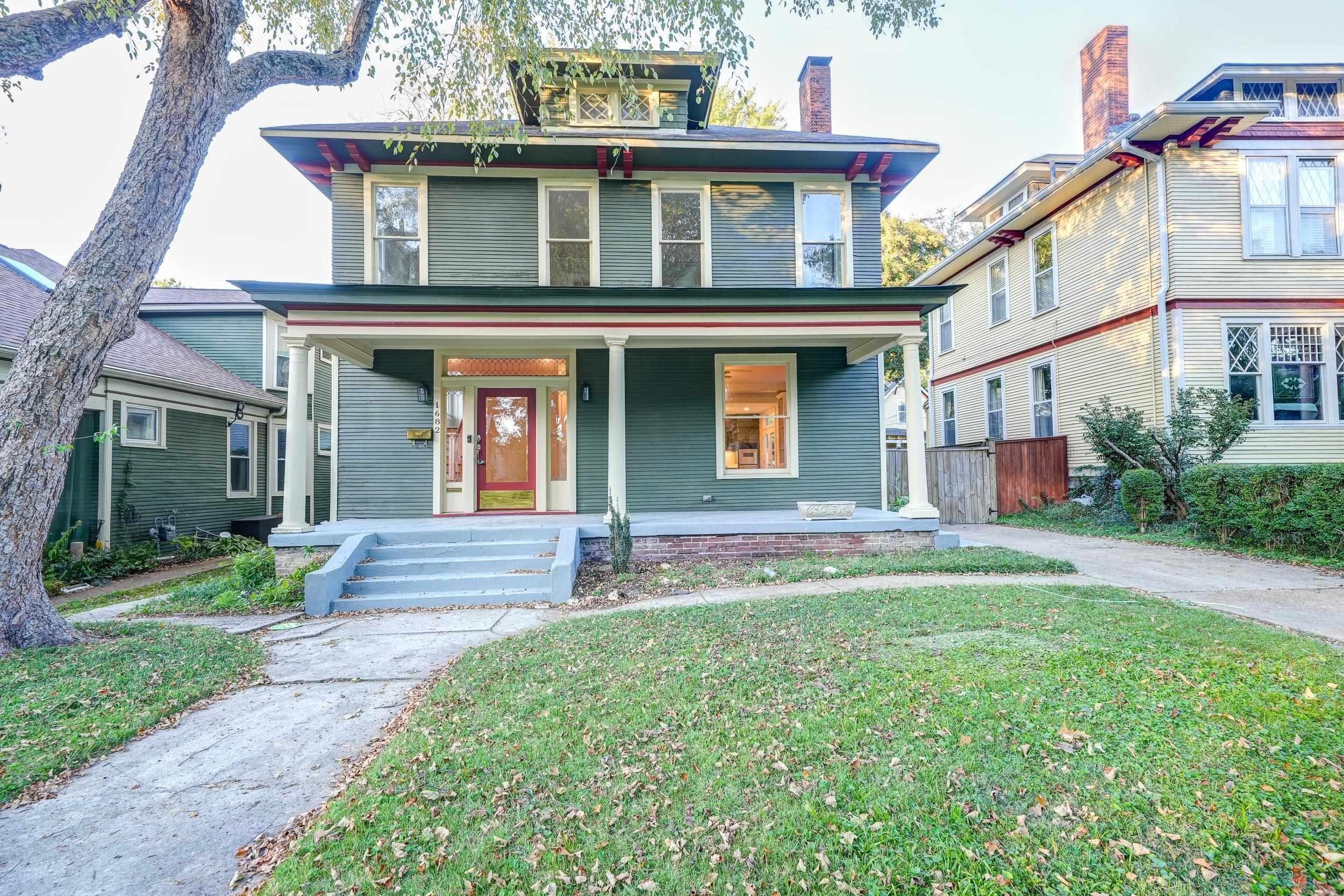 View of front facade featuring a front lawn and a porch