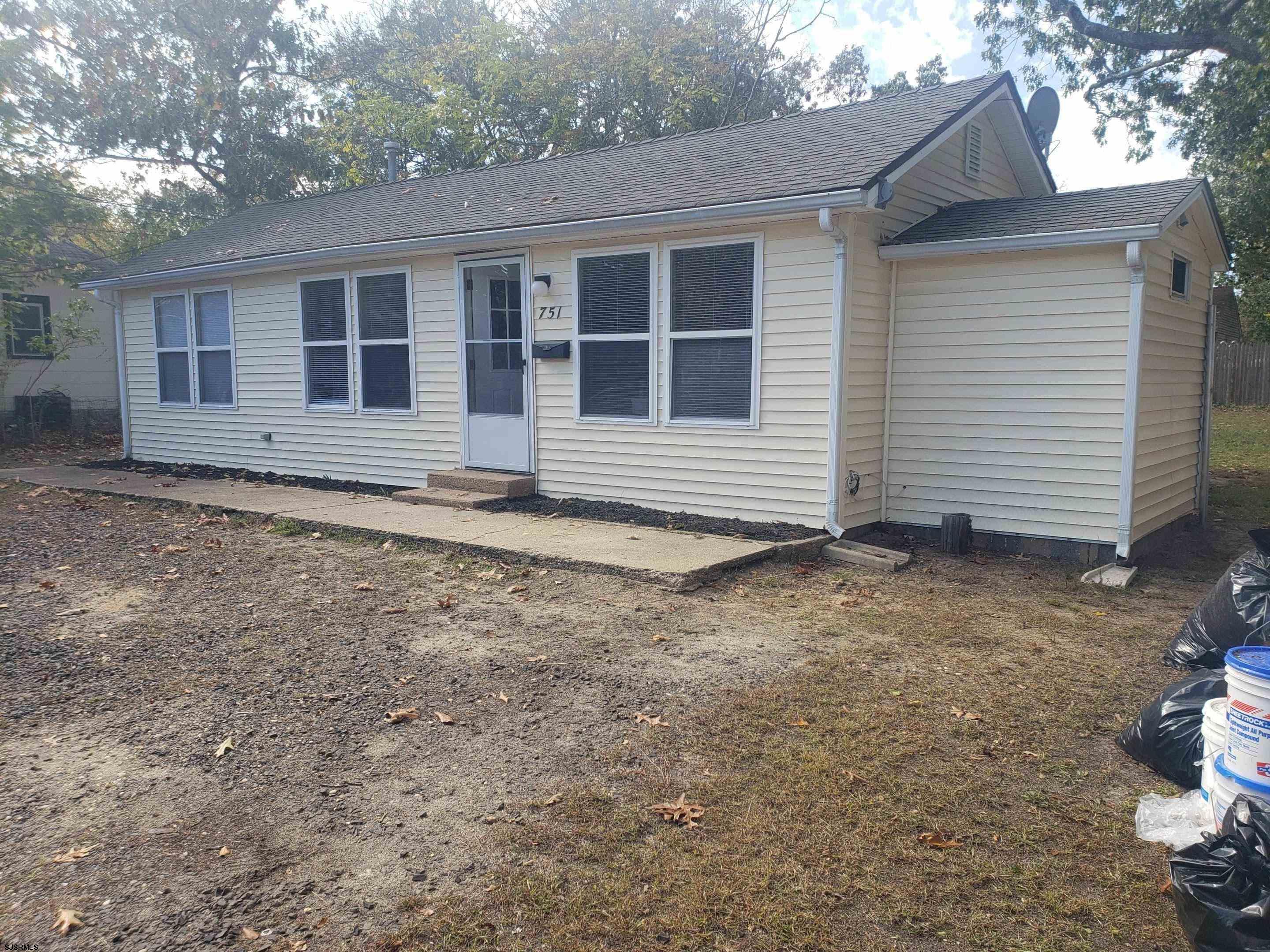 a view of a house with a yard