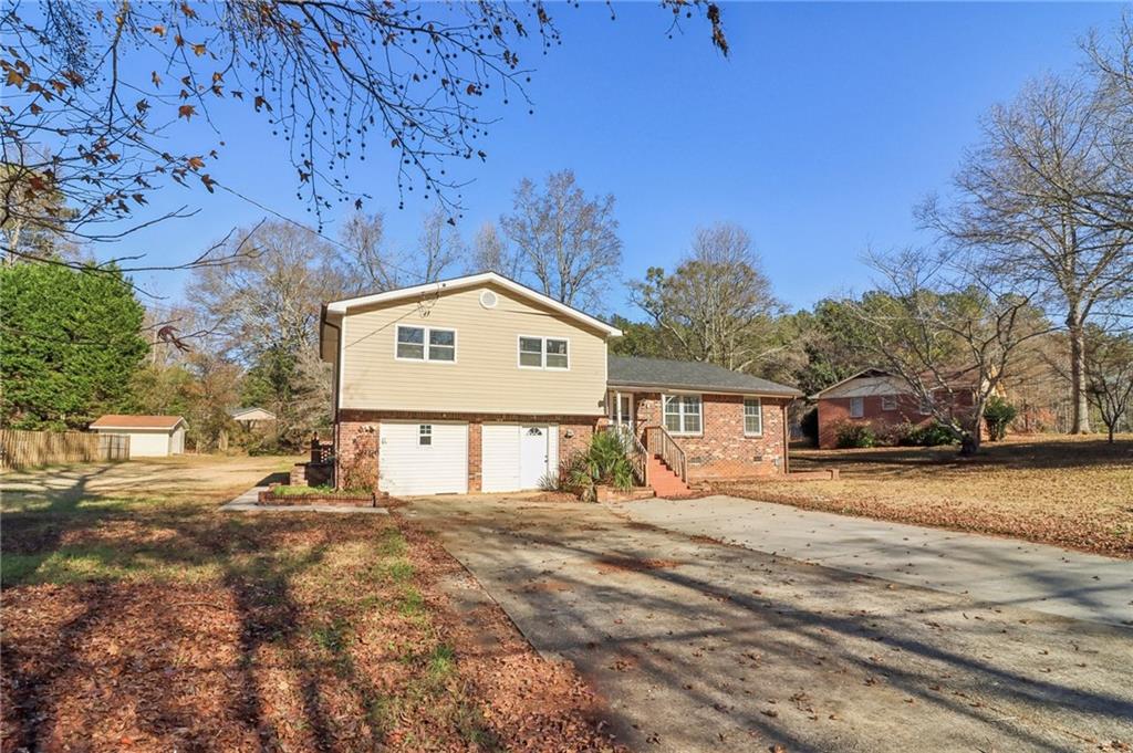 a view of a house with a yard