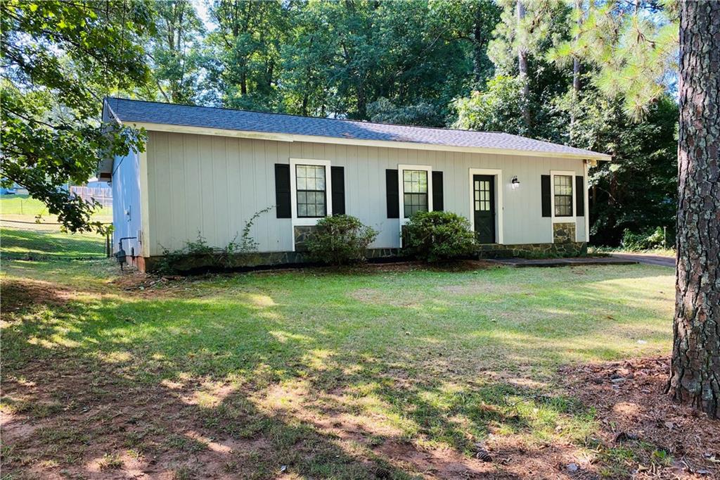 a view of a house with backyard