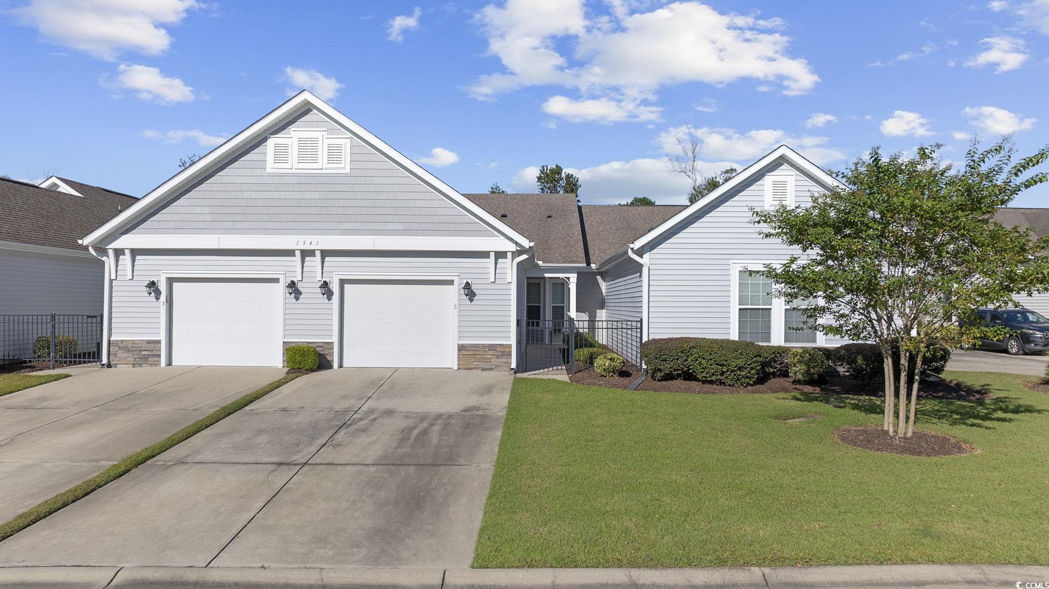 View of front facade featuring a front yard and a