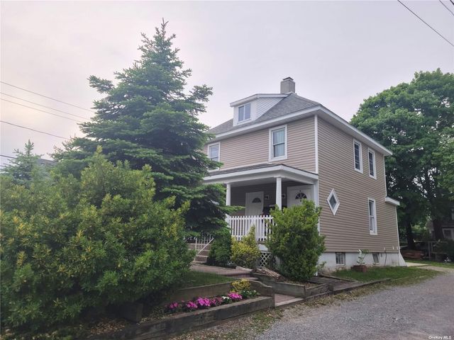 $650,000 | 66 Oak Street | Amityville