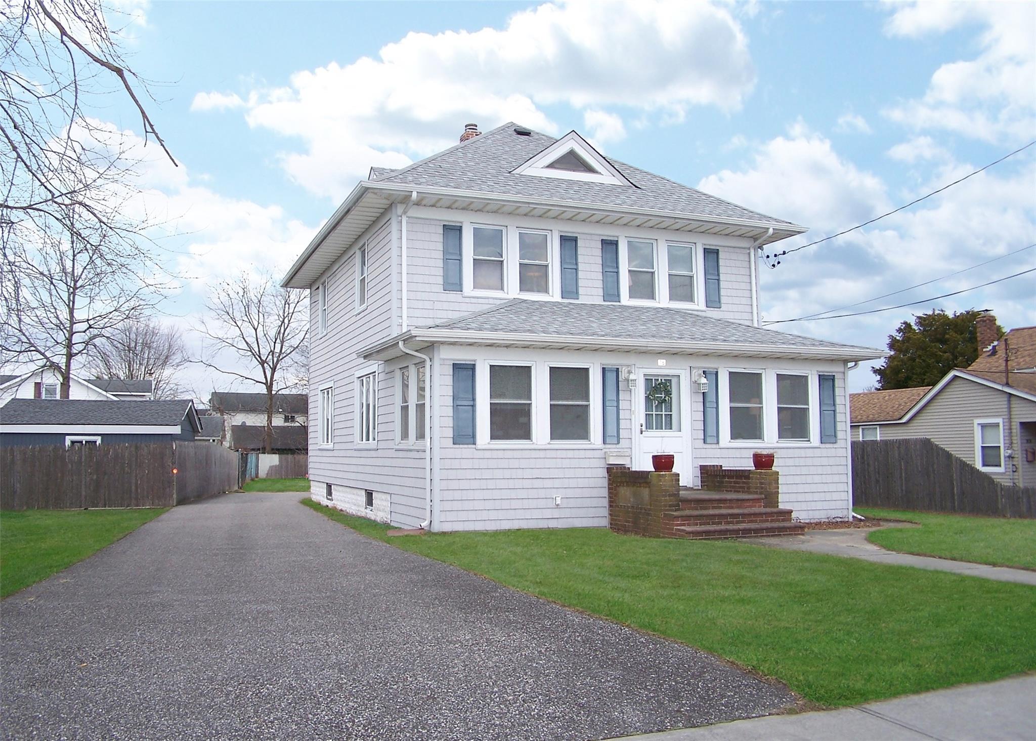 View of front facade with a front yard