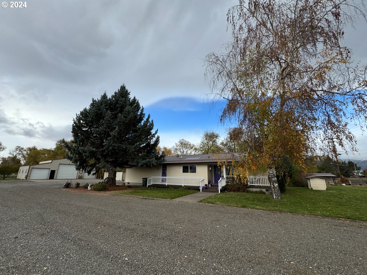 a view of a house with a yard