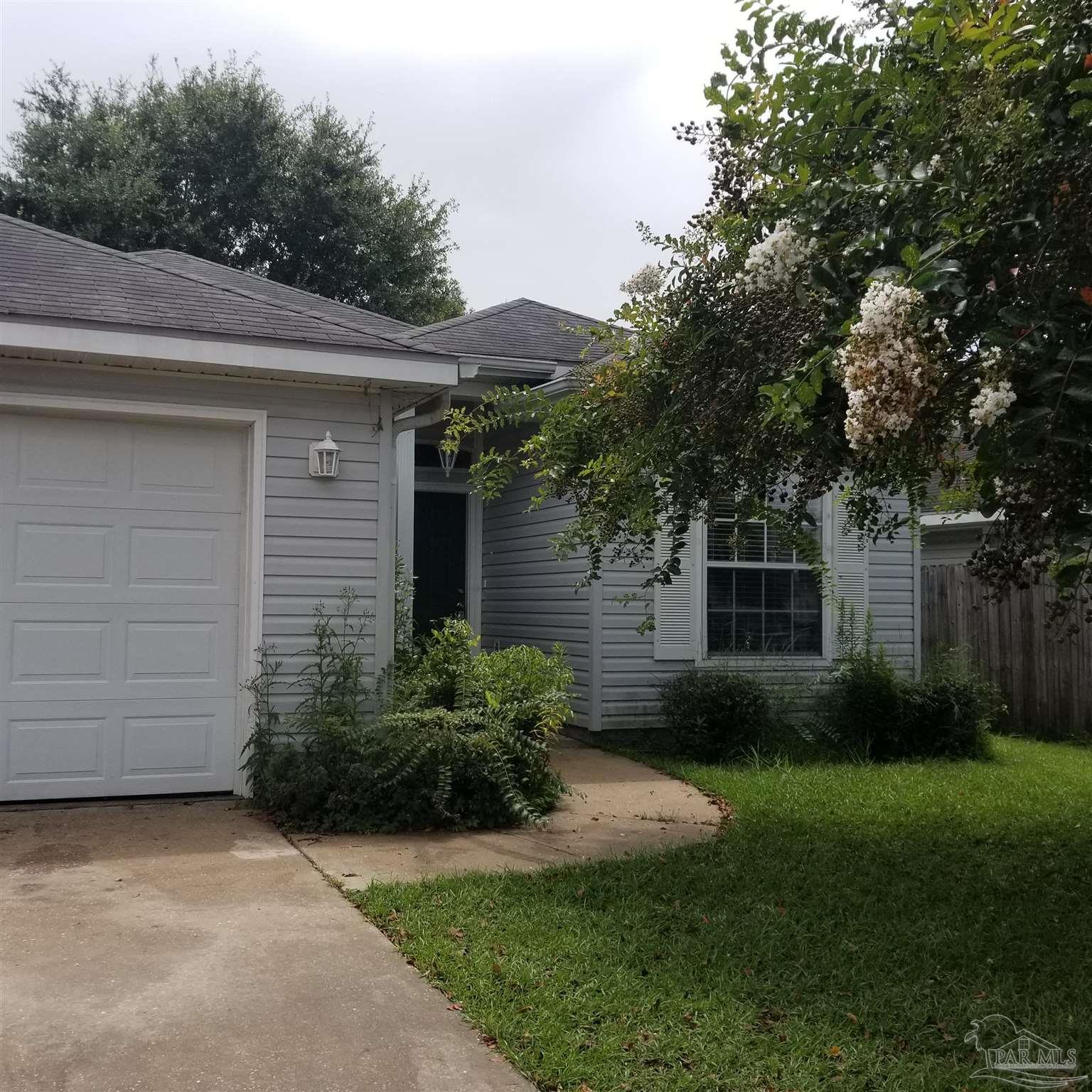 a view of back yard of the house