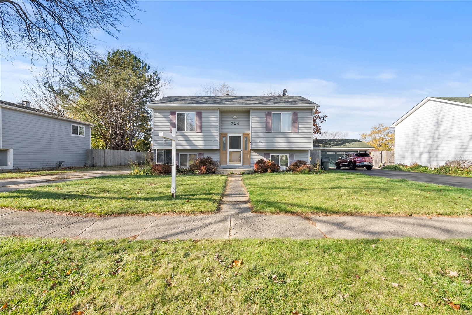 a view of a house with a yard