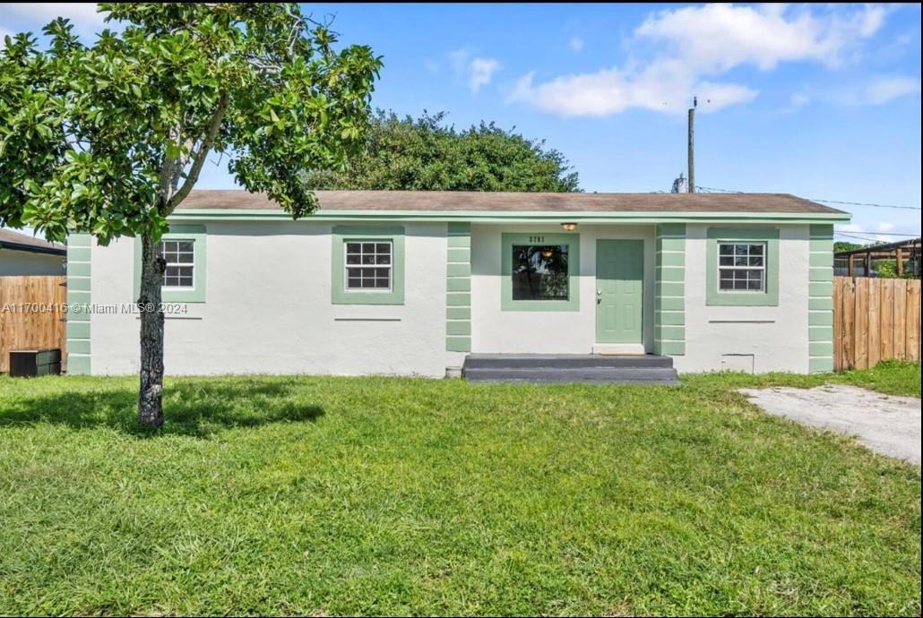 a view of a house with yard