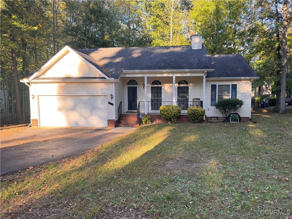 a view of a house with backyard and trees