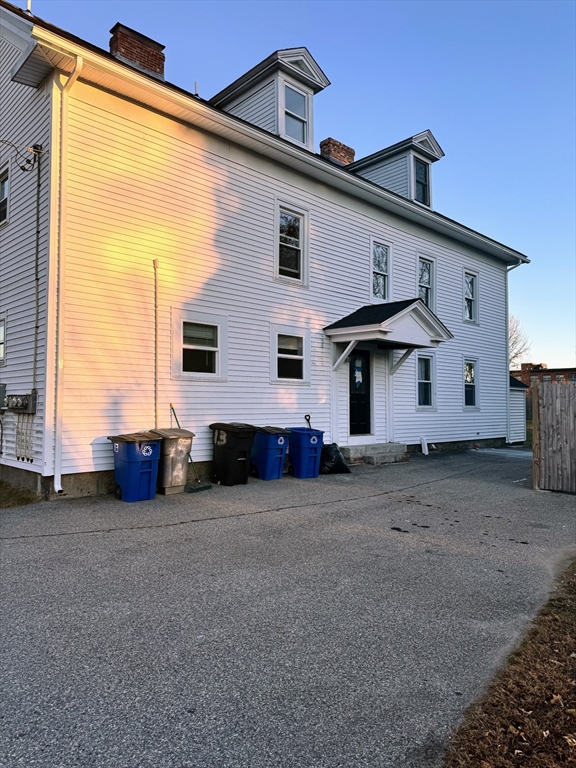 a view of a house with backyard