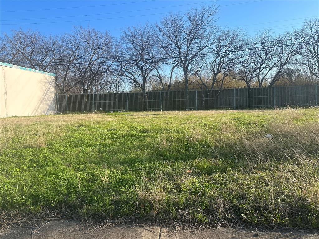 a view of a yard with a house