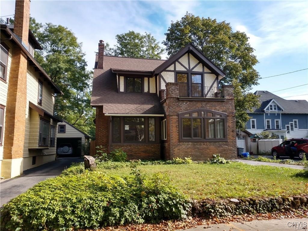 Front of home showing great curb appeal