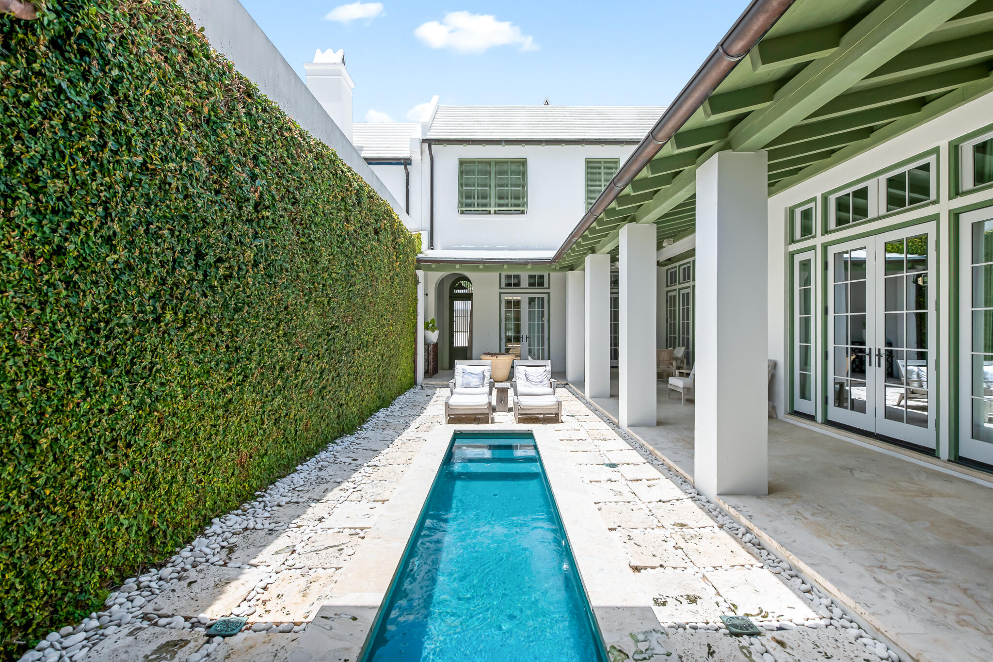 a view of a house with backyard