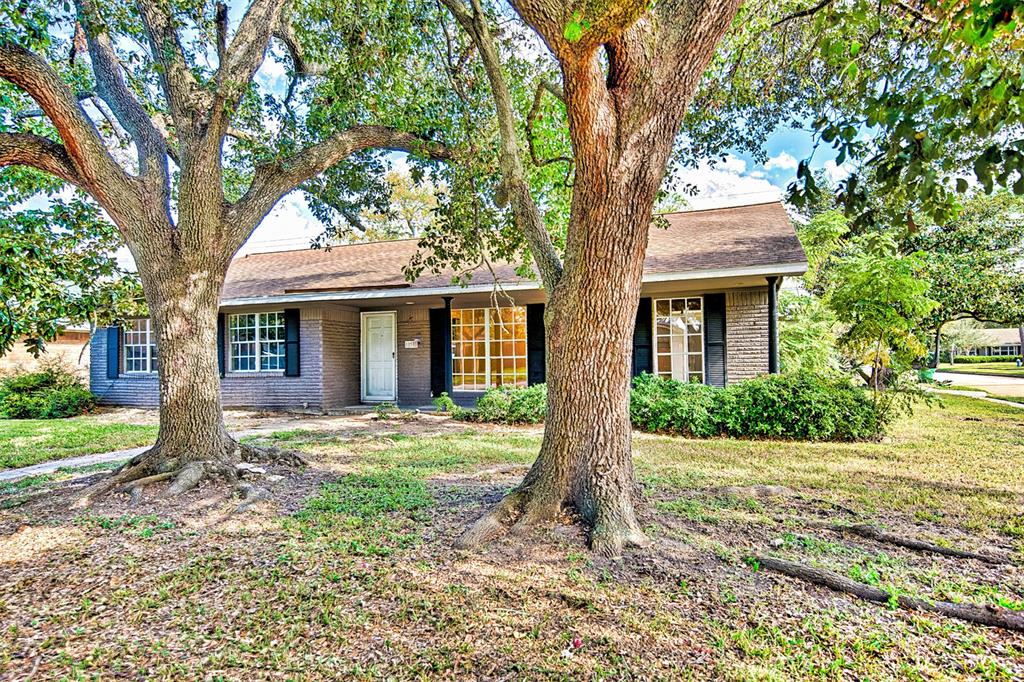 Welcome to your new home! This lovely all-brick home is located in a quiet neighborhood. It has plenty of natural lighting to make you feel right at home.