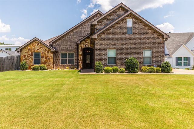 $554,000 | 61 Shore Circle North | North Lake Waco