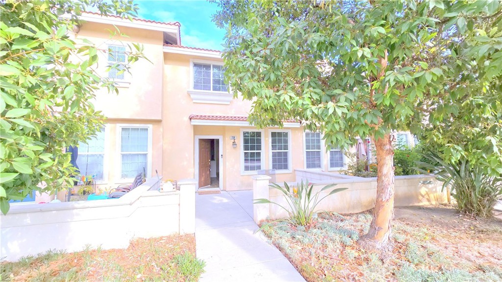 a view of a house with backyard