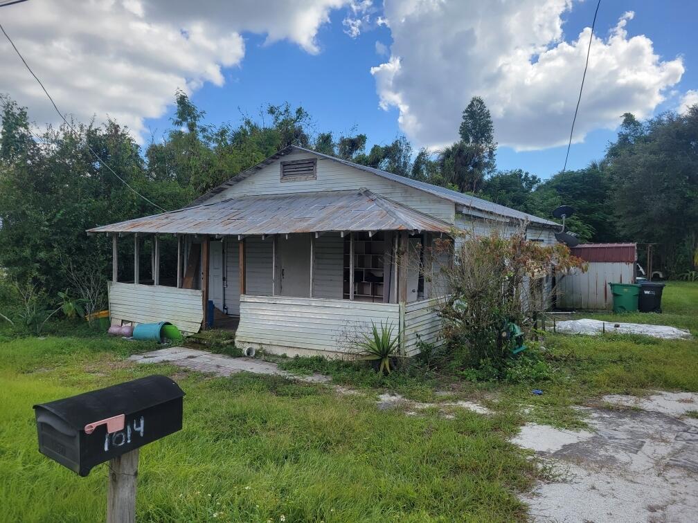 a view of house with backyard