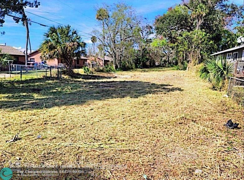 a view of a yard with a house