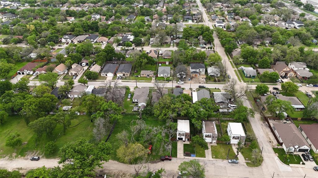 a view of houses with yard