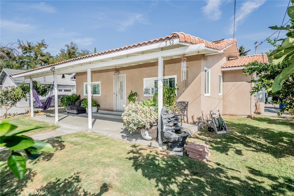 a view of a house with backyard and sitting area