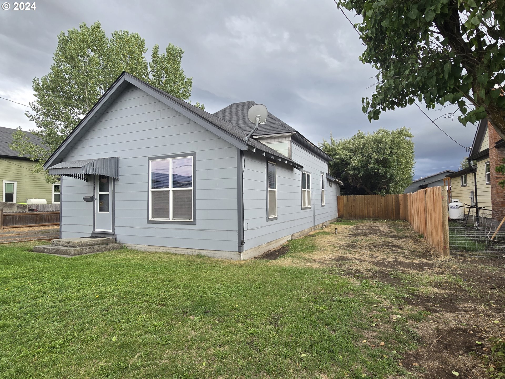 a view of a house with a yard and garage