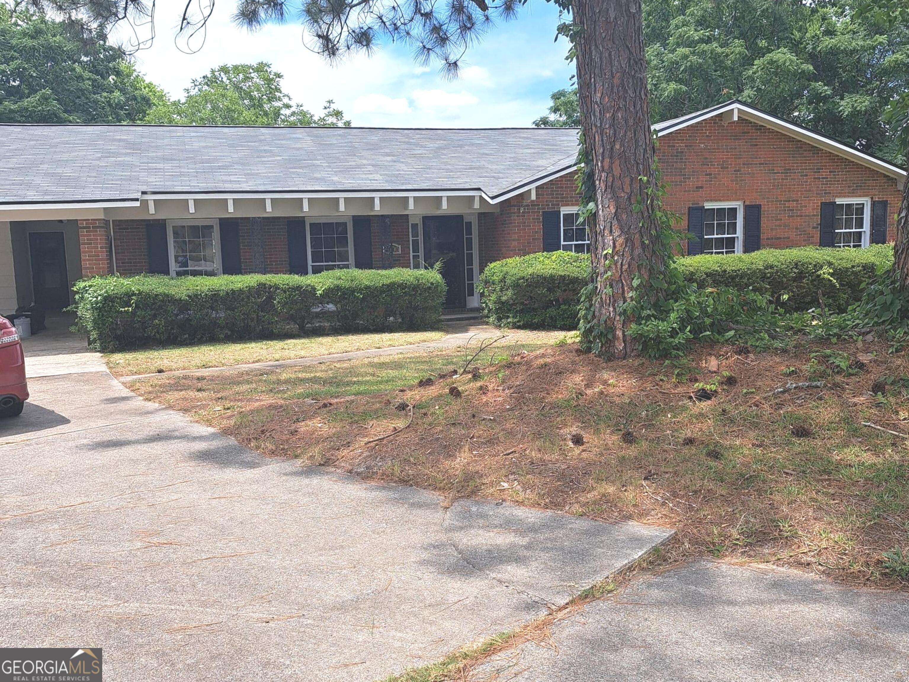 a view of a yard in front of a house