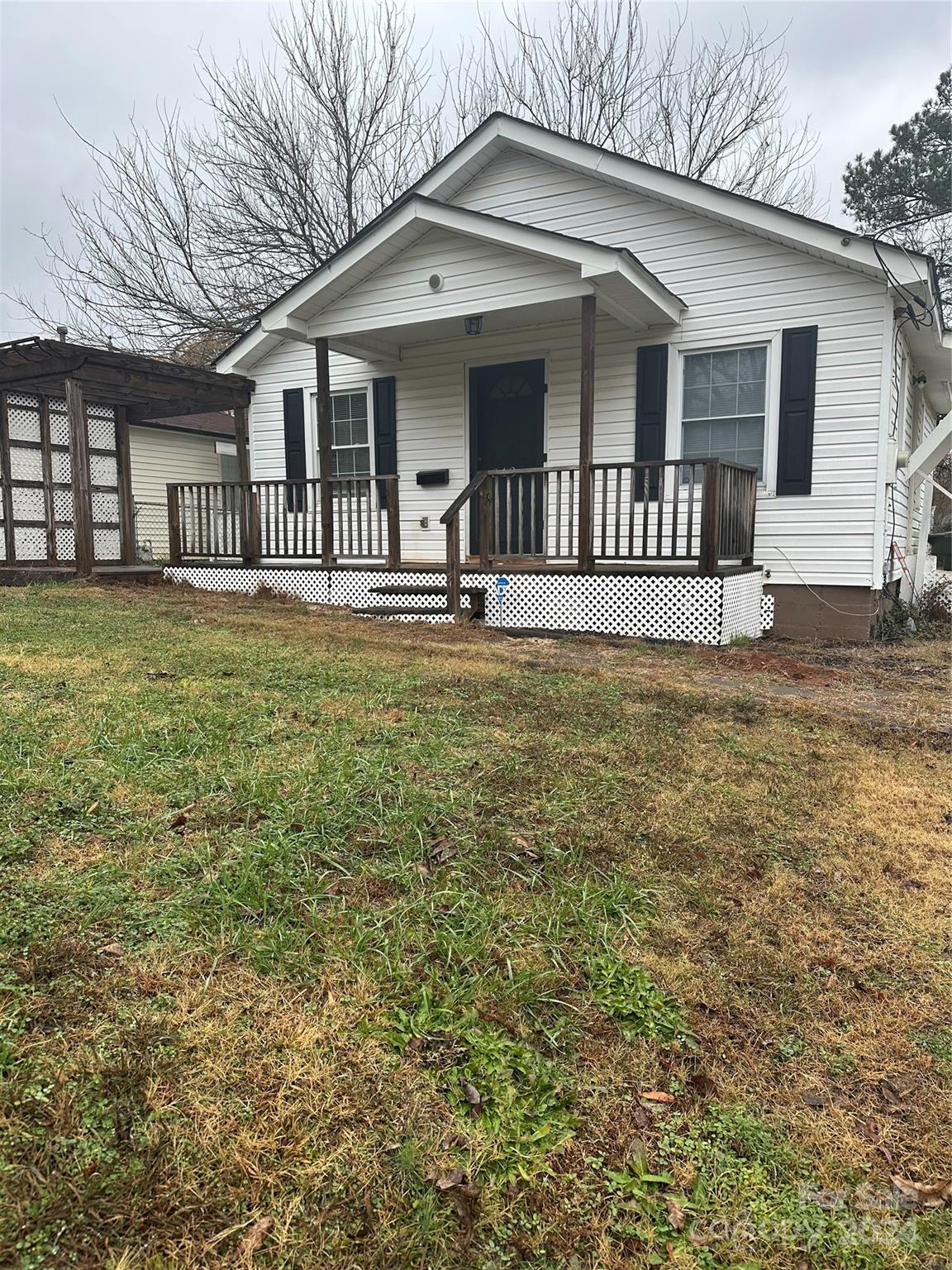 a view of a house with backyard and porch