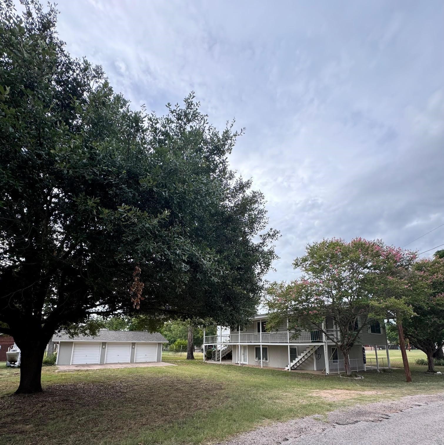 a view of a yard and entertaining space