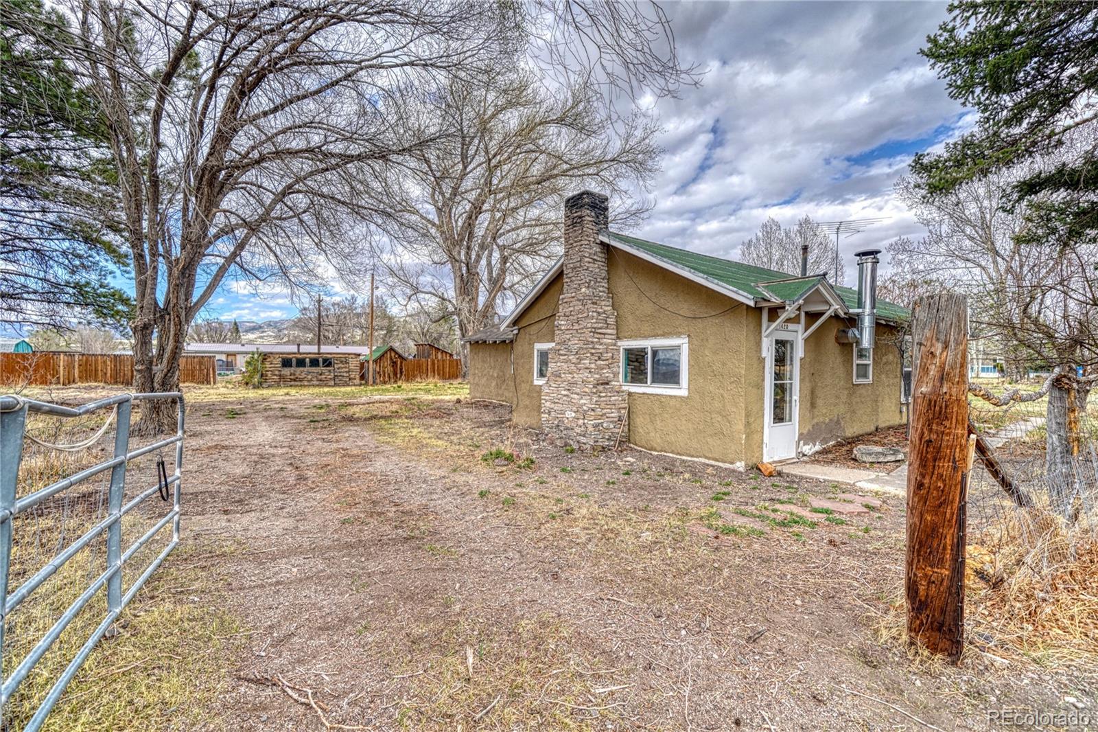 a view of a house with a yard