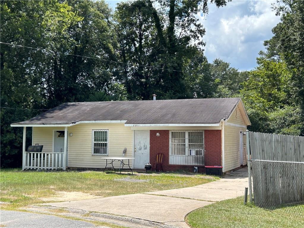 a view of a yard in front of house