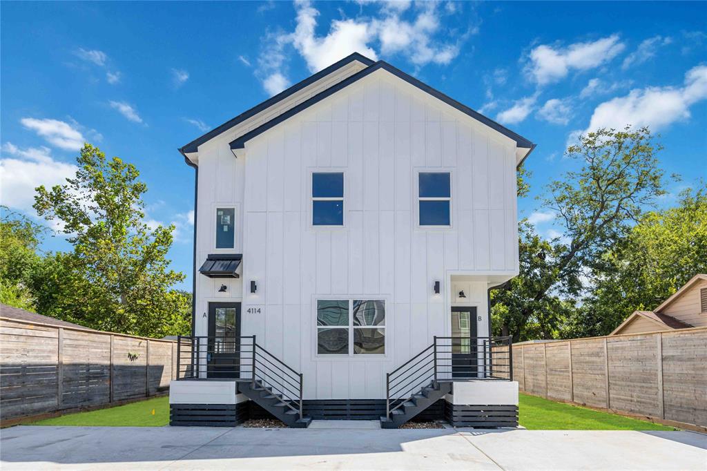 Discover this chic, newly-constructed duplex, featuring clean lines, bright spaces, and a fresh, contemporary design. Perfect for urban living with a touch of sophistication.