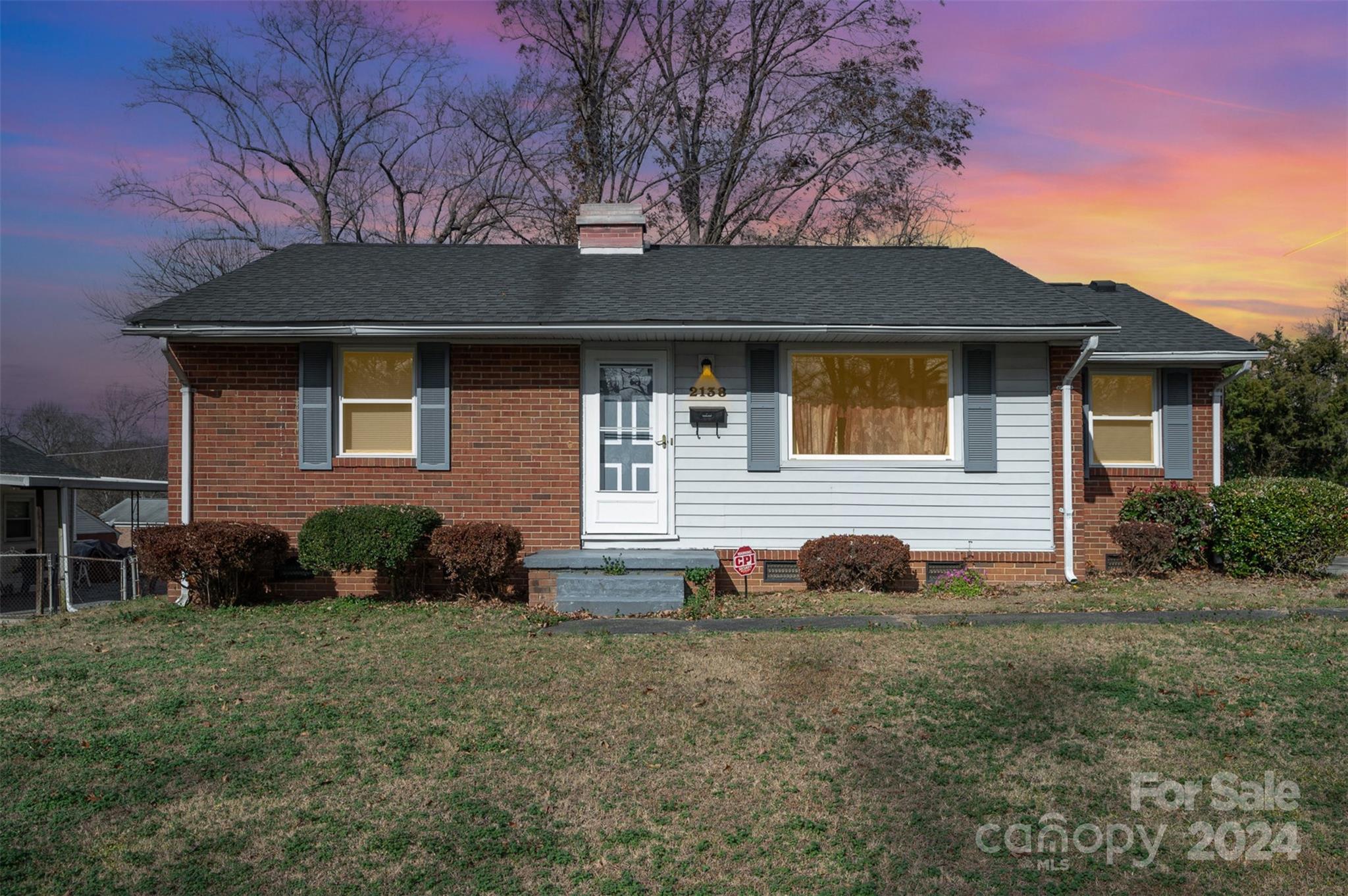 a view of a house with a yard