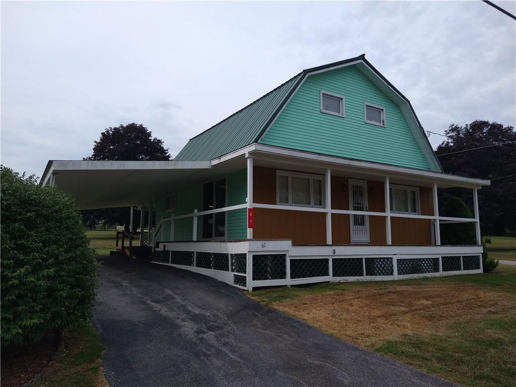 a view of front a house with a yard