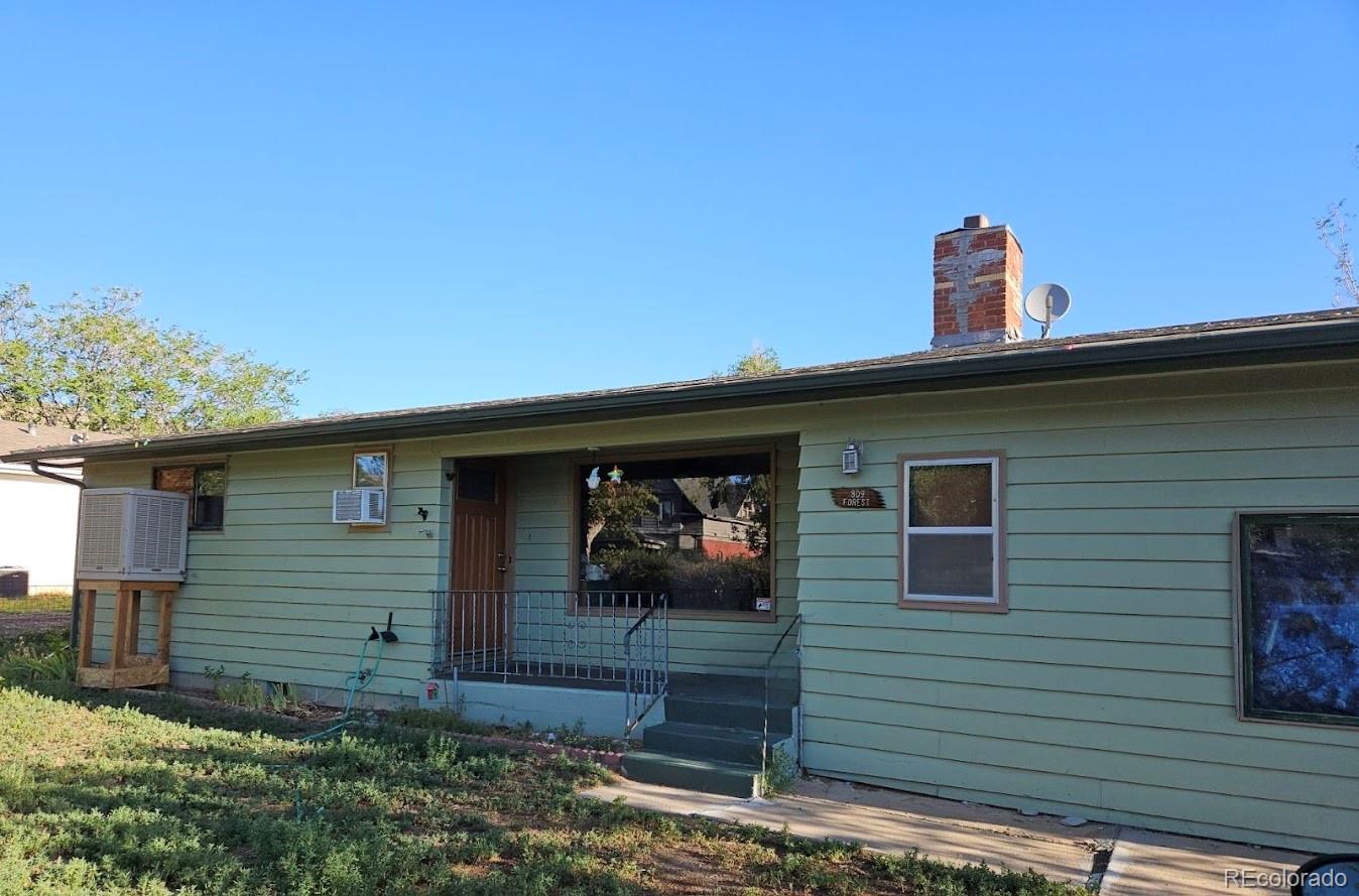 a front view of house with yard