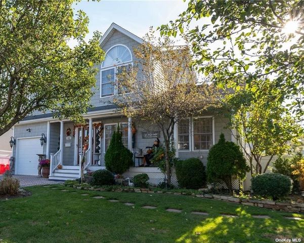 $899,000 | 653 North Broome Avenue | Lindenhurst