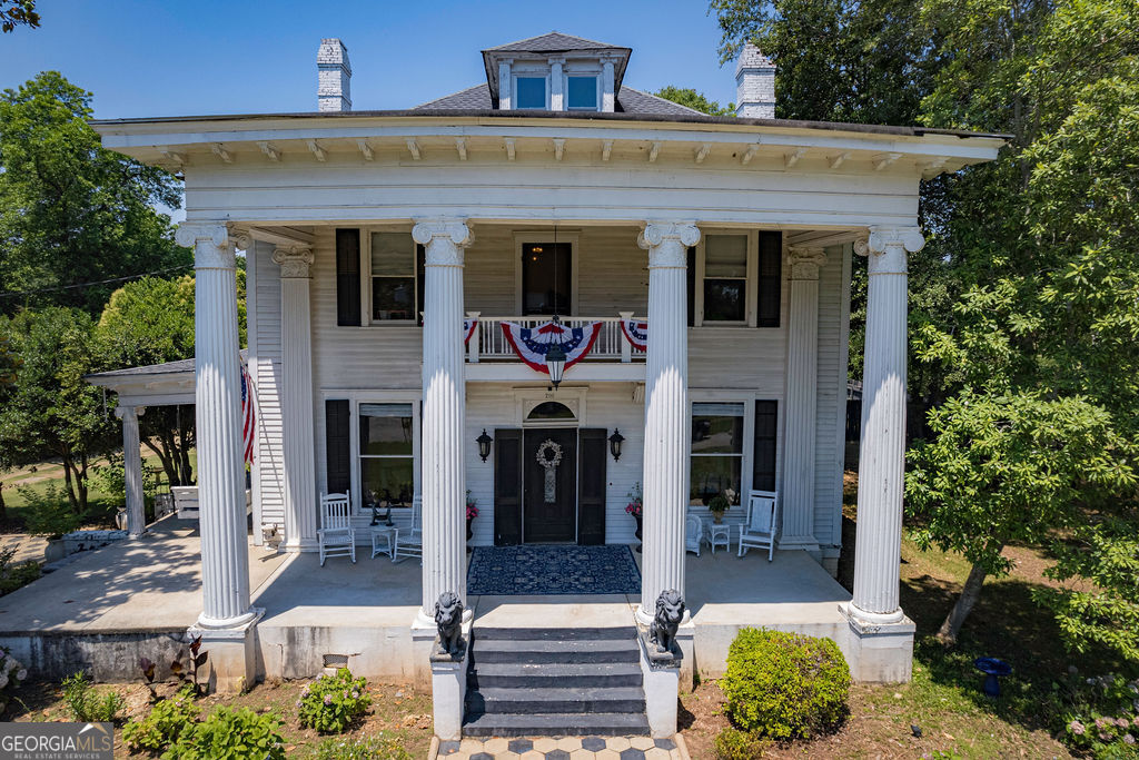 a view of a entryway front of house