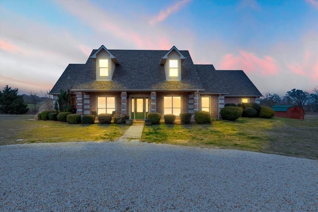 a view of a house with backyard and garden