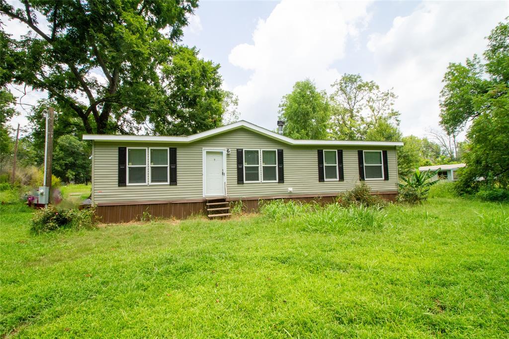 a view of a house with backyard and garden