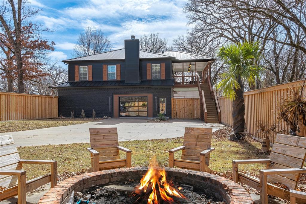 a view of a house with backyard and sitting area