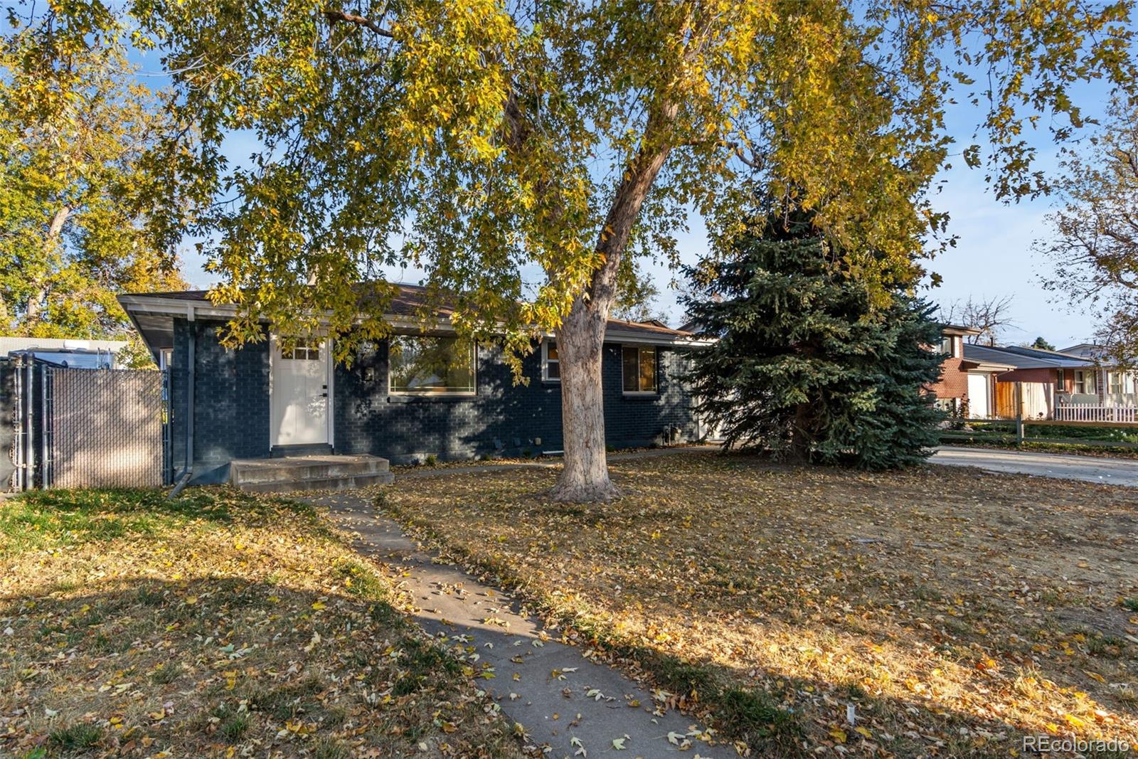 a view of a house with a yard