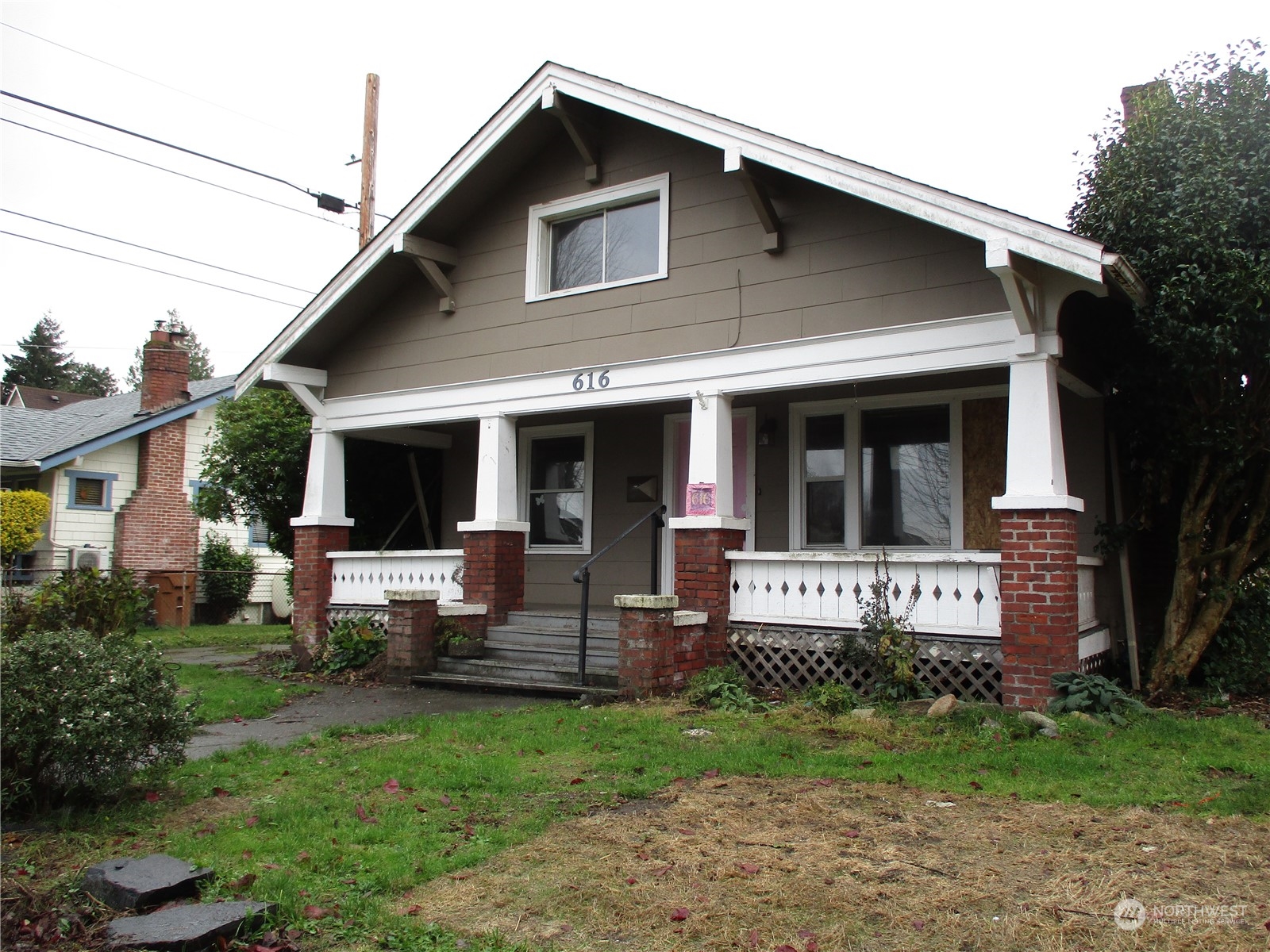 a view of a house with a yard and plants