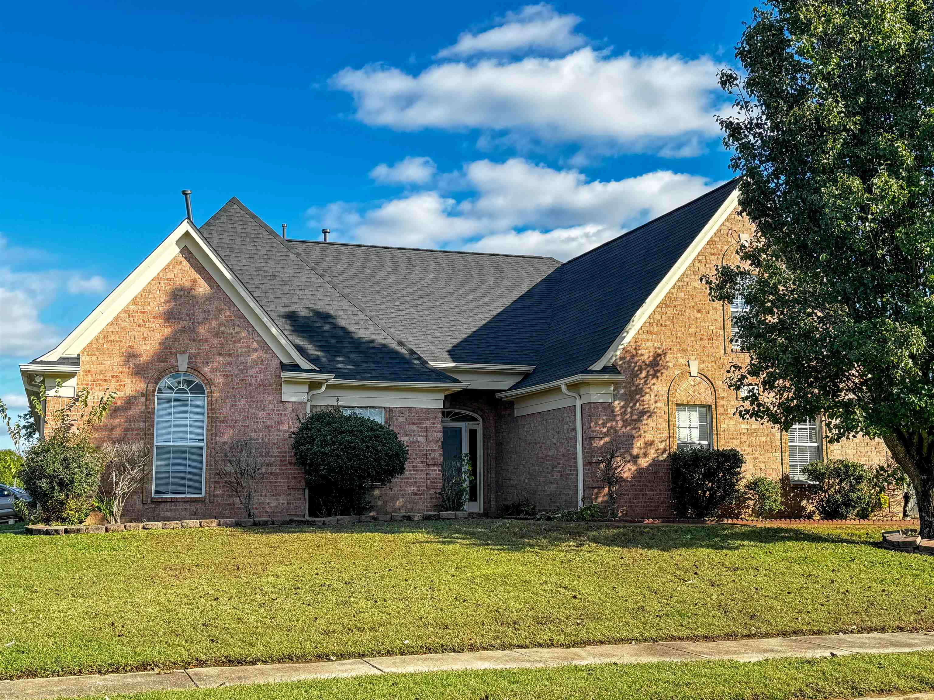 a view of a house with a yard