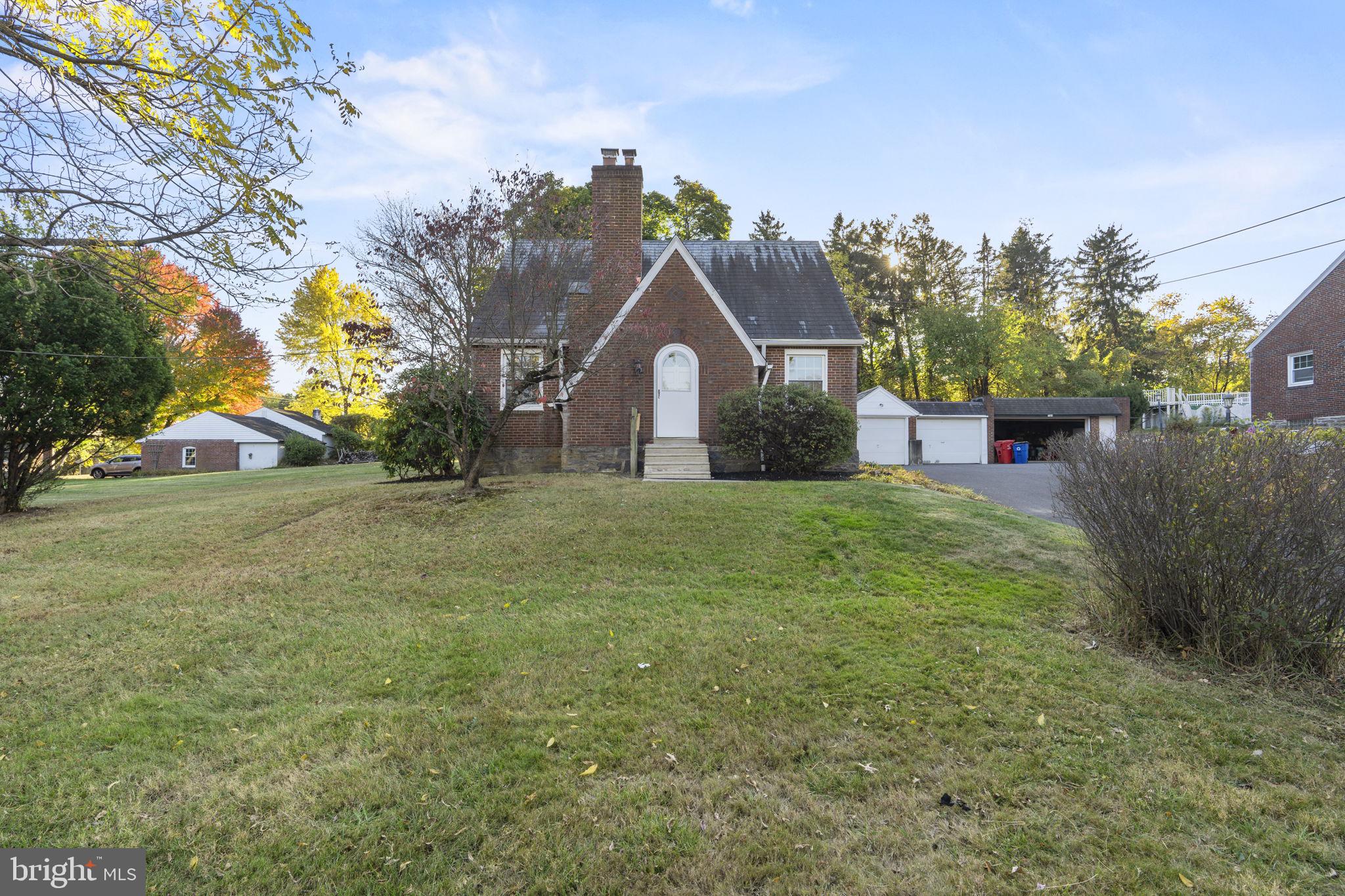 a view of a yard in front of the house