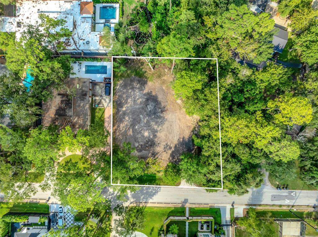 a view of yard with green space