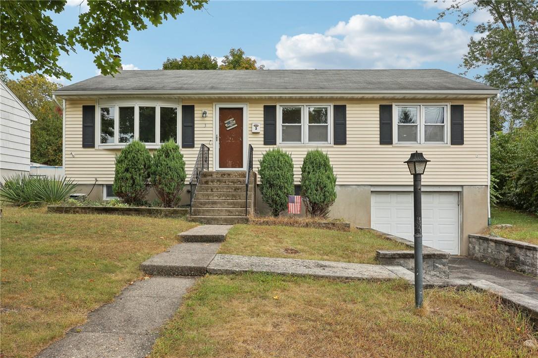 a view of a house with backyard