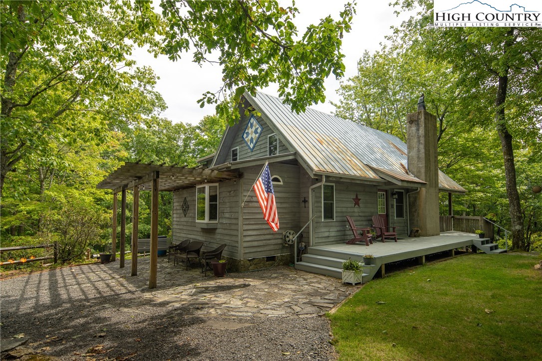 a view of house with a yard