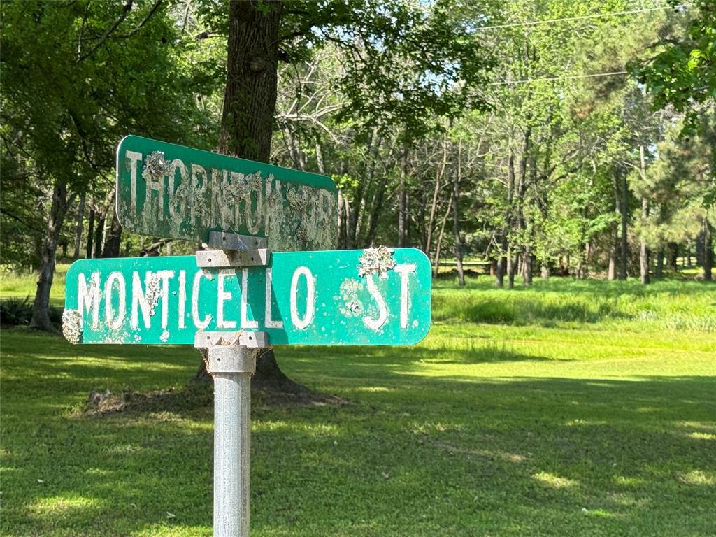 a sign that is in front of a white house