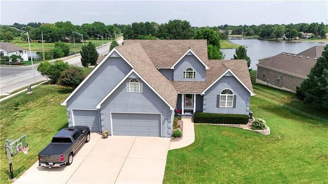 $550,000 | 920 Southwest Drake Drive | Raintree Lake Estates